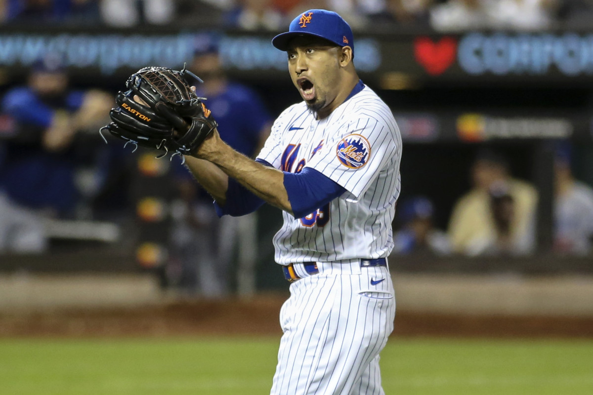Edwin Díaz celebrates after picking up a save
